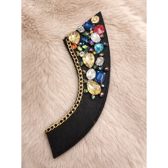 Efektowny kołnierzyk ozdobny z kolorowymi kryształkami i złotym łańcuchem – biżuteryjny detal, który przyciąga spojrzenia.